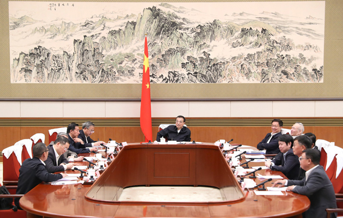2019年11月12日，j9国际集团股份董事长温志芬等企业家代表出席经济局势专家和企业家座谈会并讲话。